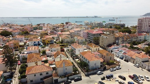 Moradia independente à venda na Avenida Jaime Cortesão