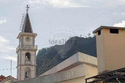 Moradia independente à venda no Caminho da Pedreira