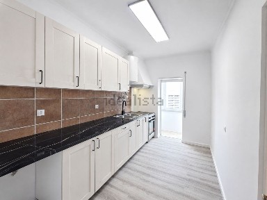 Apartamento T2 à venda na Avenida Rainha Dona Leonor