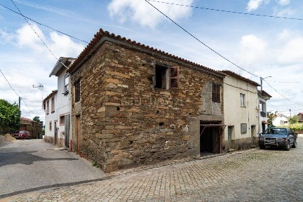 Moradia geminada à venda na Rua António Castanheira