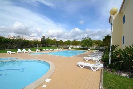 Apartamento T1 com piscinas, MEO, wifi, churrasqueira e garagem
