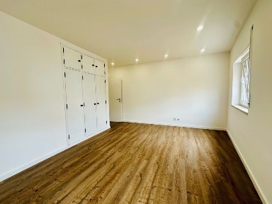 Vendo T2 REMODELADO c/ garagem centro do Cadaval