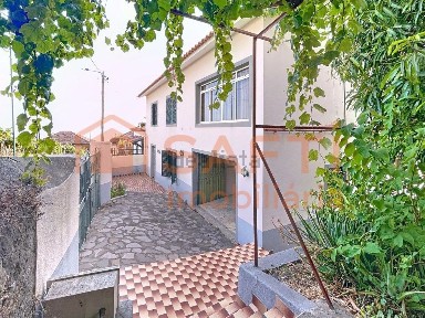 Moradia independente à venda na Calheta
