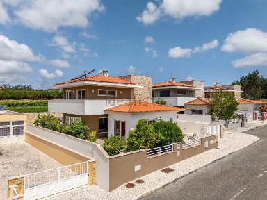 Moradia independente à venda em Roliça