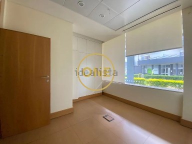 Espaço comercial à venda em Delães