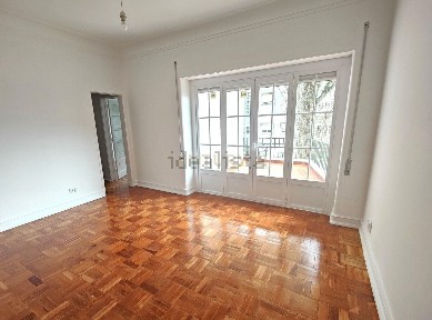 Arrendamento de apartamento T4 na Avenida Dom Rodrigo da Cunha, 11