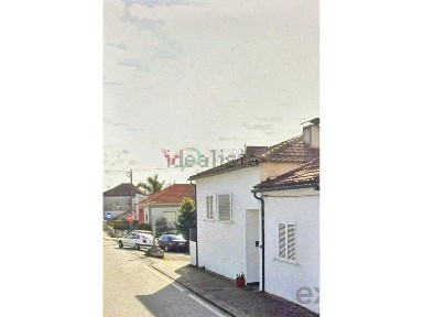 Arcos e Mogofores, Largo Comércio