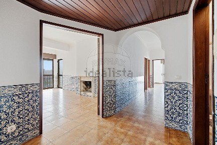 Apartamento T3 à venda na Rua Major Magalhães Mexia