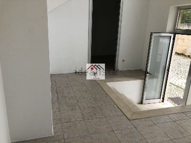 Arrendamento de espaço comercial no Vale das Flores