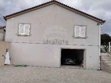 Moradia independente à venda na Rua Mourisca