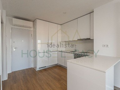 Arrendamento de apartamento T0 na Rua Coronel Almeida Valente, 44