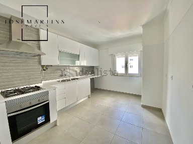 Apartamento T3 à venda na Rua Cidade de Lobito s/n