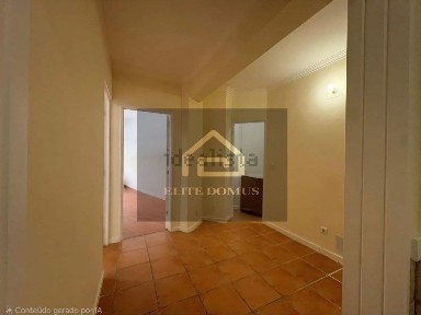 Apartamento T2 à venda na Rua Professor Rui Luís Gomes, 11
