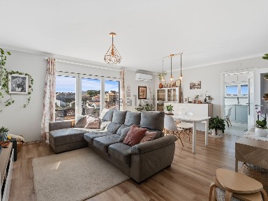 Apartamento T3 à venda na Rua Cesário Verde