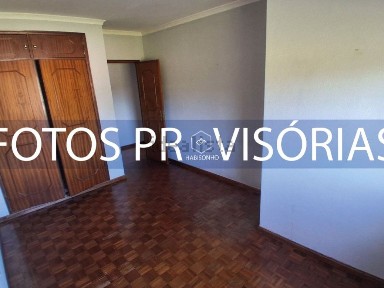 Apartamento T3 à venda na Rua Engenheiro Barbosa de Matos