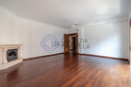 Apartamento T3 à venda na Rua Paulo Quintela s/n
