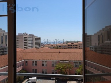 Arrendamento de apartamento T6 na Rua Sampaio e Pina