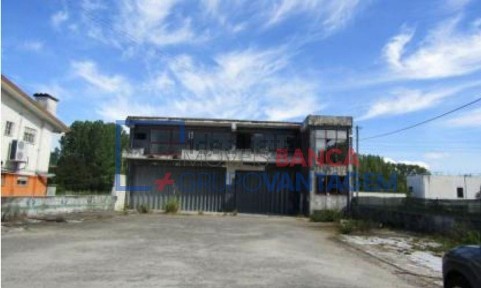 Armazém à venda em Fiães