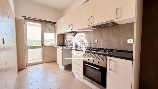 Apartamento T3 à venda na Rua Francisco Vieira de Almeida, 11