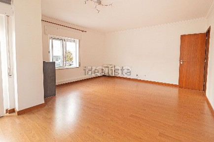 Apartamento T2 à venda na Avenida Rui Grácio s/n