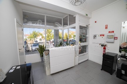 Espaço comercial à venda na Avenida Doutor Francisco Sá Carneiro, 1