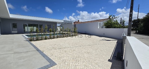 Moradia independente à venda na Rua Engenheiro Luís de Paiva e Sousa