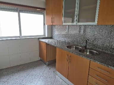 Arrendamento de apartamento T2 na Rua Nova de Finzes