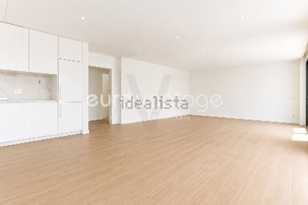 Apartamento T3 à venda na Rua Mouzinho de Albuquerque s/n