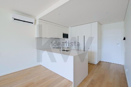 Arrendamento de apartamento T3 na Rua Amadeu de Sousa Cardoso, 3