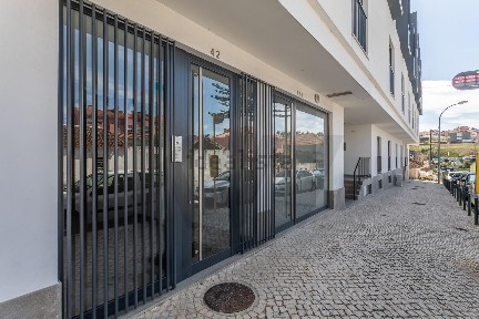 Espaço comercial à venda em Ramada e Caneças