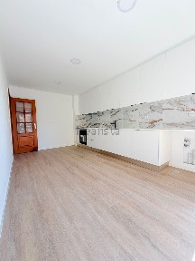 Apartamento T3 à venda na Rua Infante Dom Henrique