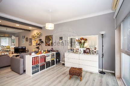 Apartamento T1 à venda na Avenida 25 de Abril