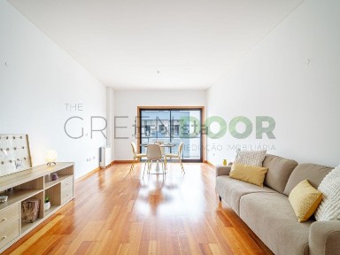 Apartamento T2 à venda na Avenida Professor Doutor Carlos Ribeiro