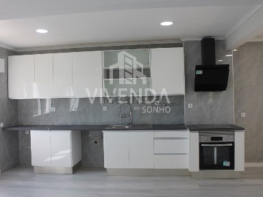 Apartamento T2 à venda na Rua Gil Eanes