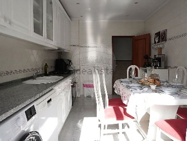 Apartamento T3 à venda na Avenida Norton de Matos