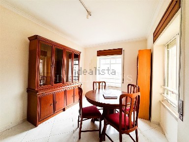 Apartamento T1 à venda na Rua Elias Garcia, 30