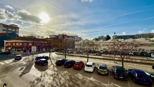 Apartamento T4 à venda na Avenida Doutor Manuel de Arriaga