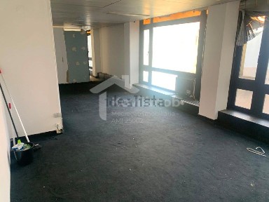 Espaço comercial à venda em Vila do Carvalho
