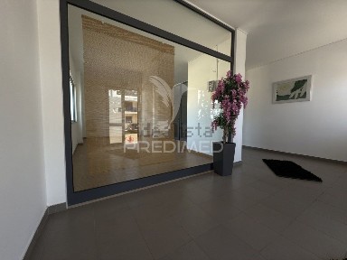 Arrendamento de espaço comercial ou armazém na Rua Celeste Paço