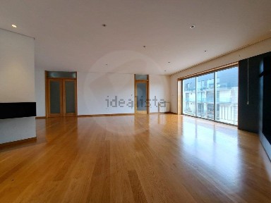 Arrendamento de apartamento T3 na Avenida do Castelo, 326