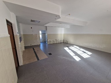 Espaço comercial à venda na Rua Dom João I, 28