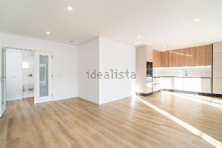 Apartamento T2 à venda na Rua Lourenço Chaves de Almeida