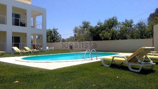 Arrendamento de apartamento T2 na Rua Jaime Palhinha
