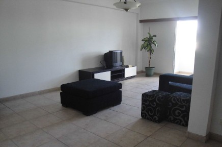 Arrenda-se apartamento mobilado T2, estudantes ou casal, a 10 minutos do centro de Lisboa, junto ao metro de Odivelas. Área calma bons espaços verdes.