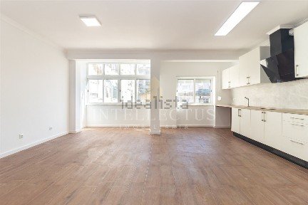 Apartamento T2 à venda na Rua Carlos Augusto dos Santos, 43