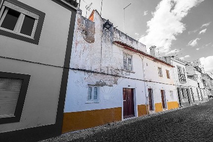 Moradia independente à venda na Rua Sacadura Cabral, 18 a