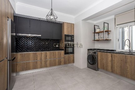 Apartamento T3 à venda na Avenida General Humberto Delgado, 5