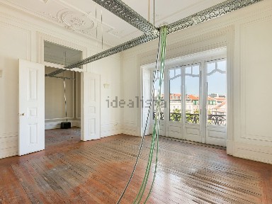 Apartamento T5 à venda na Rua Braamcamp, 88