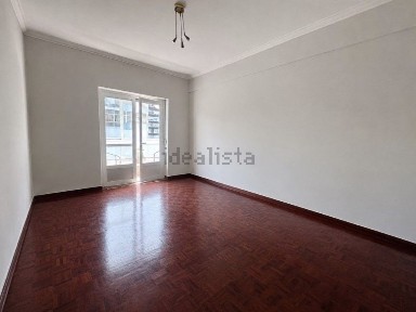 Apartamento T4 à venda na Avenida do Uruguai