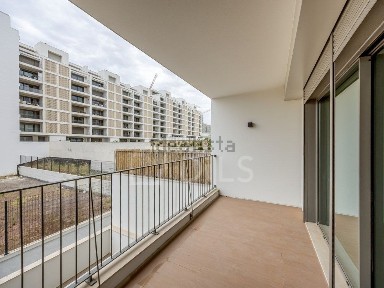 Apartamento T3 à venda na Rua José Sobral de Almada Negreiros